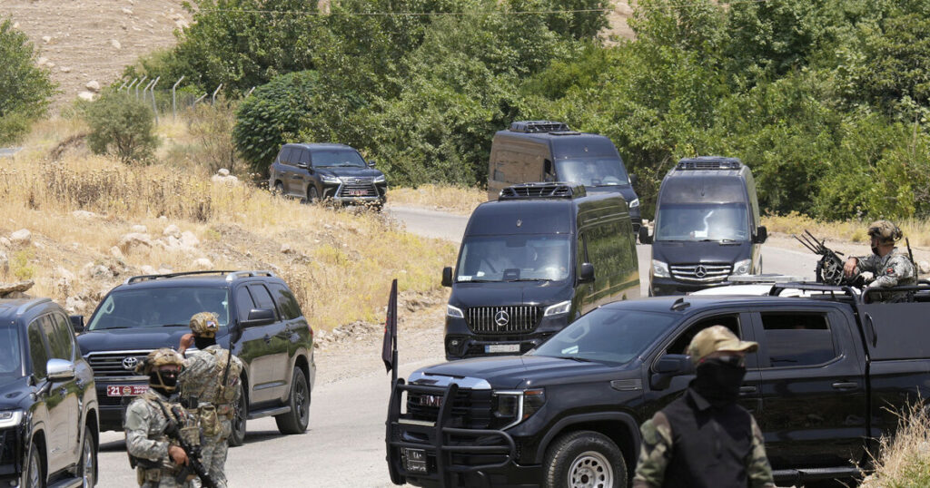 Kurdish separatist fighters in Iraq begin laying down weapons