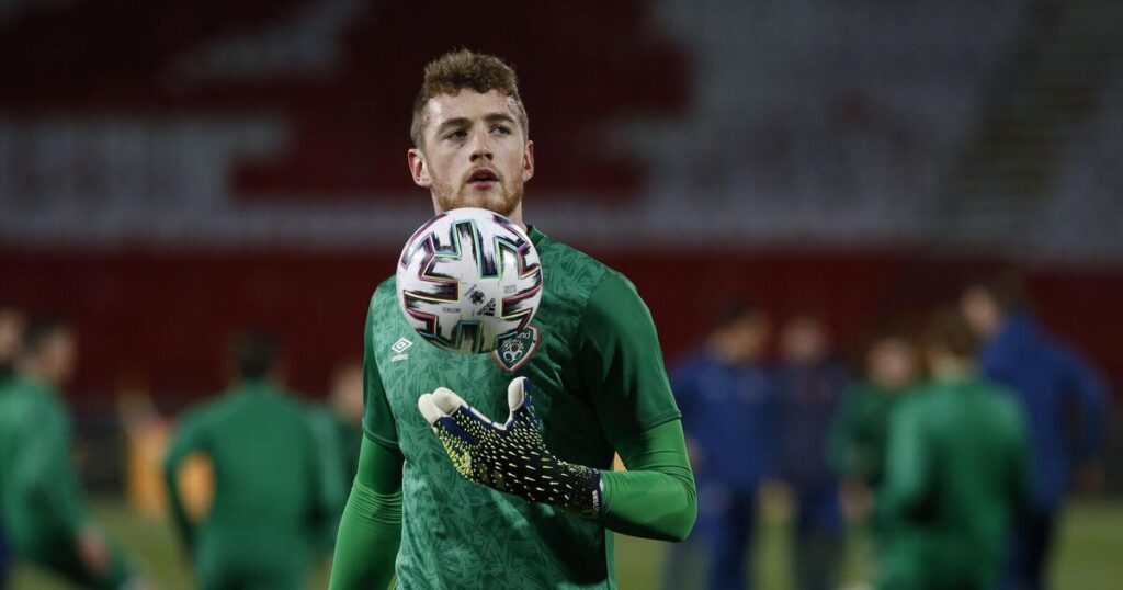 Republic of Ireland keeper Mark Travers completes move to Everton