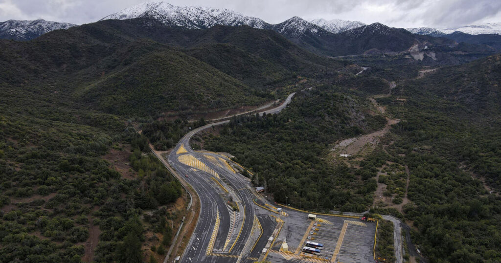 Rescuers recover bodies of four Chilean miners who were trapped in collapse